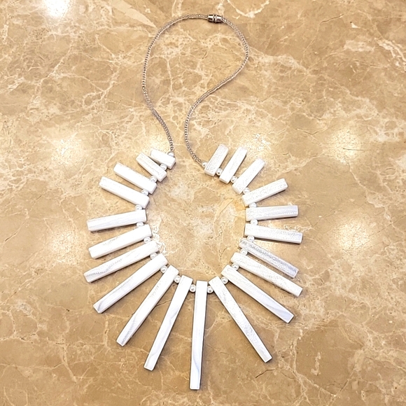 GORGEOUS Statement-making White-Stoned CONTEMPORARY Necklace - Picture 2 of 9